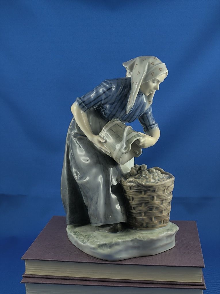 Kobieta z koszem ziemniaków Royal Copenhagen #porcelana #ozdoba