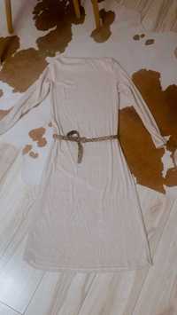 Dzianinowa prążkowana sukienka z paskiem