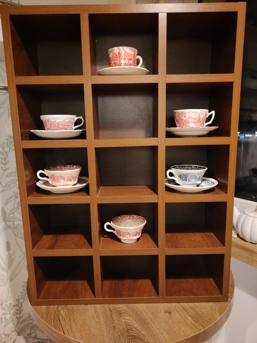 Półka na kolekcję filiżanek, flakonów perfum ciemny orzech