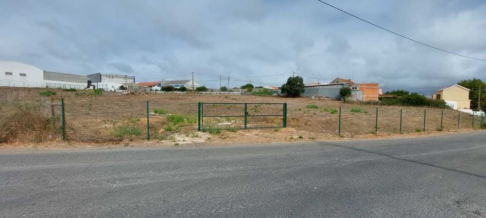 Terreno c 3400m2, vedado com água e eletricidade na zona Pêro Pinheiro