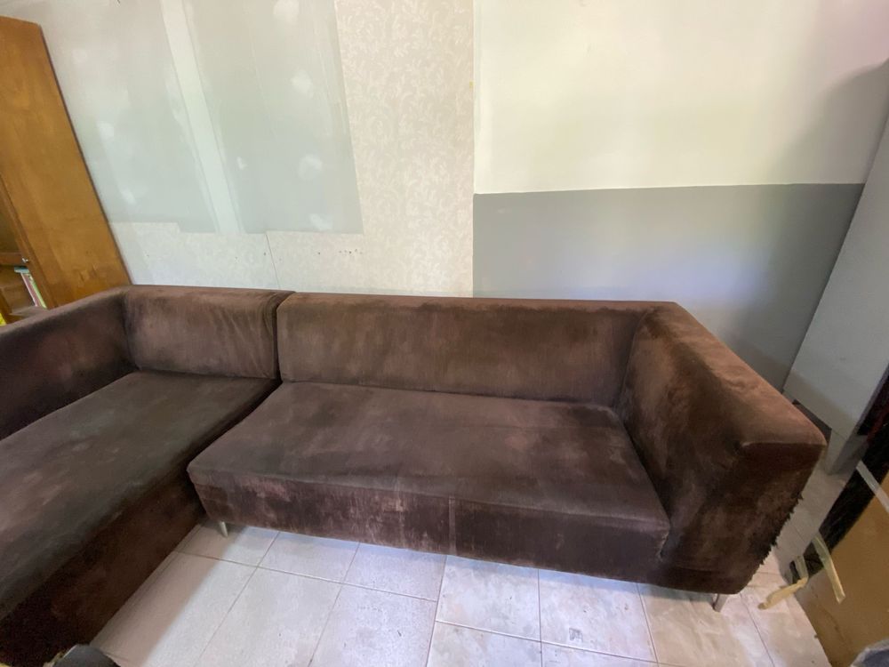sofa com muitas marcas de uso
