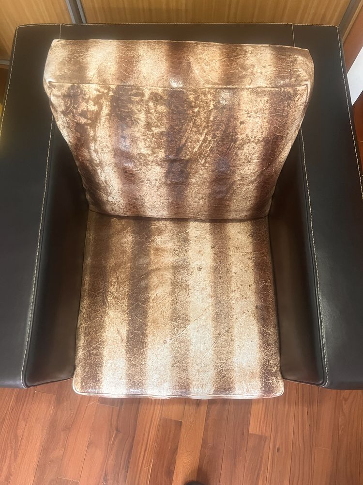 Sofá poltrona em couro decor e 2 puffs pera