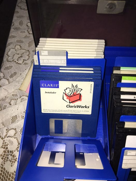 Caixa organizadora de disquetes, com disquetes incluídas