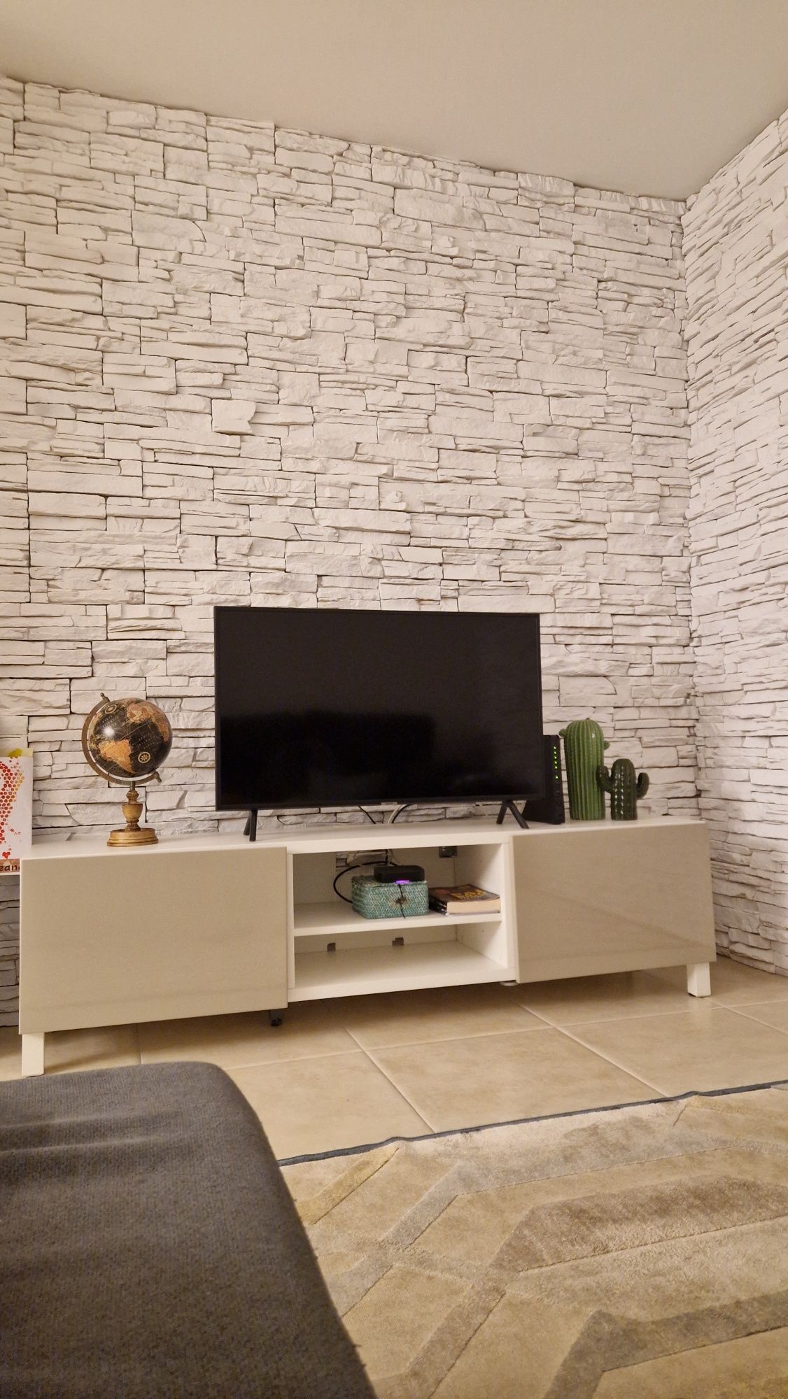 Movel tv ikea 2 portas e várias prateleiras