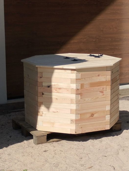 Drewniana obudowa hydrofora /studni/studni glebinowej