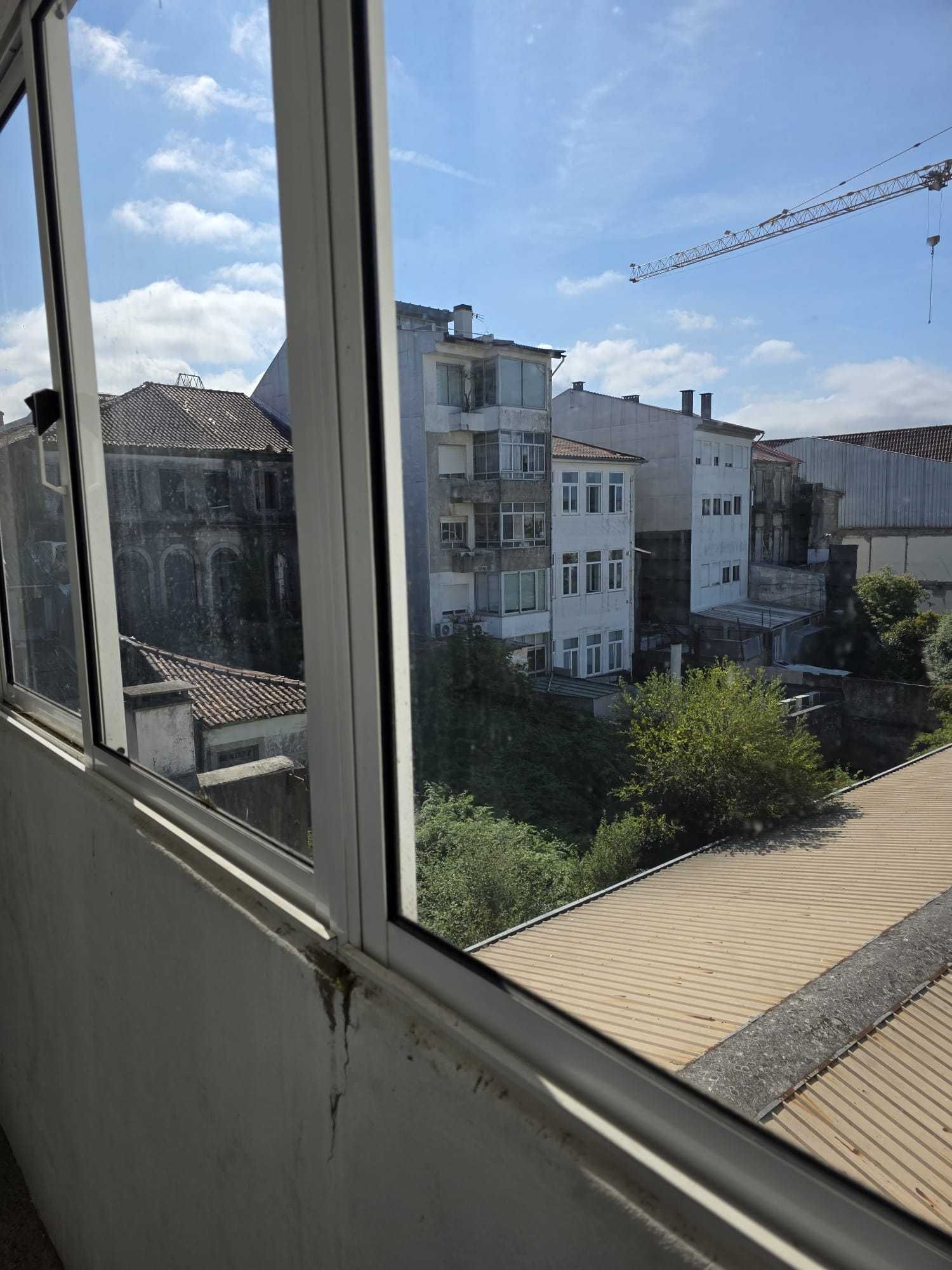 Apartamento T2 + 1 com sotão para Renovar no Centro