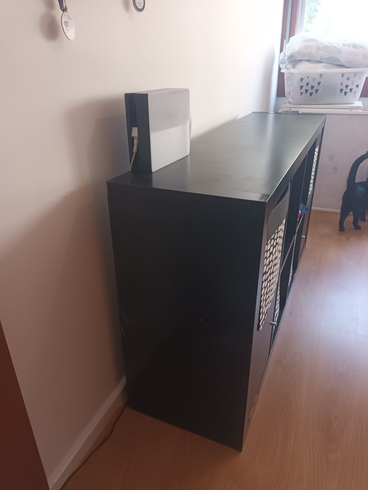 Móvel IKEA com 2 portas com 8 nichos