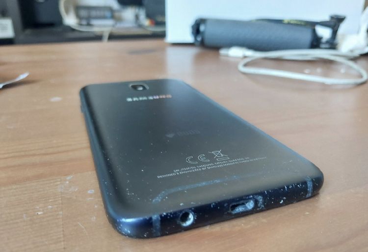 Smartfon Samsung Galaxy J7 16GB 100% sprawny z lekko pękniętym ekranem