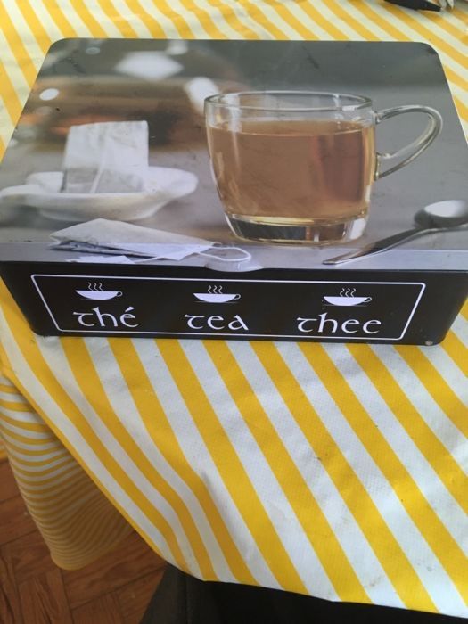 Caixa de metal pintado para chá da loja Pórtico