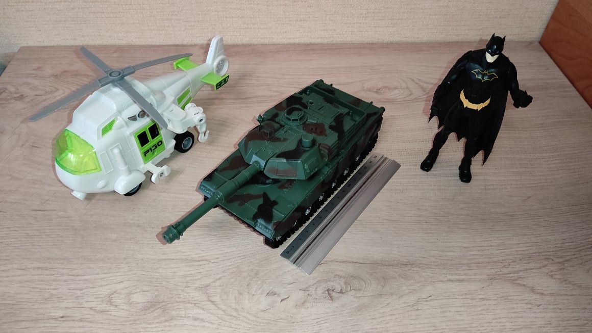 Іграшки танк, вертоліт, Бетмен