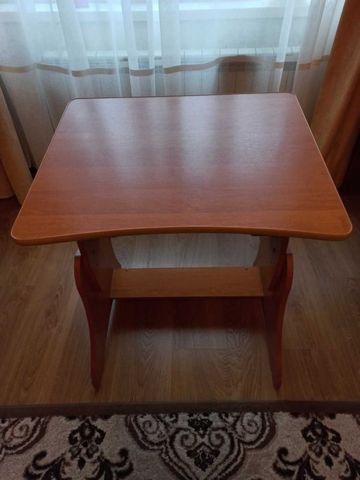 Парта -стол детская с регулировкой высоты и наклона.