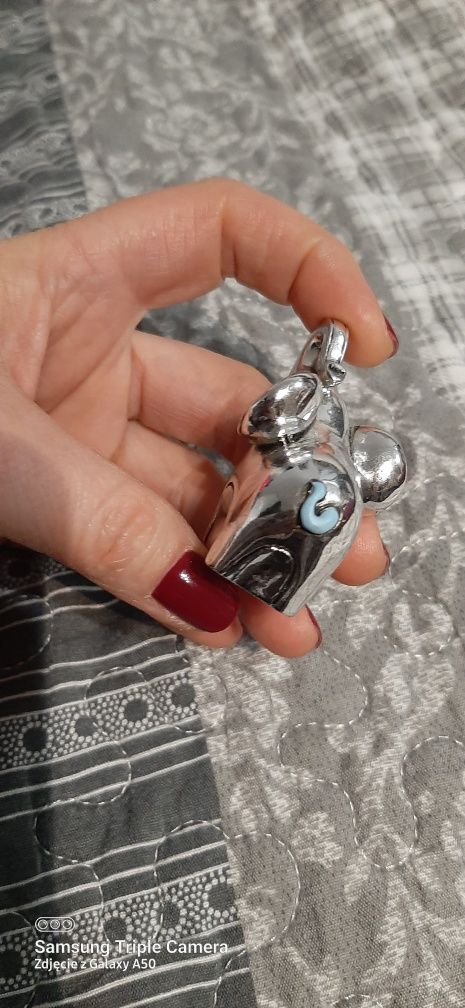 Metalowy słoń z niebieskimi uszami
