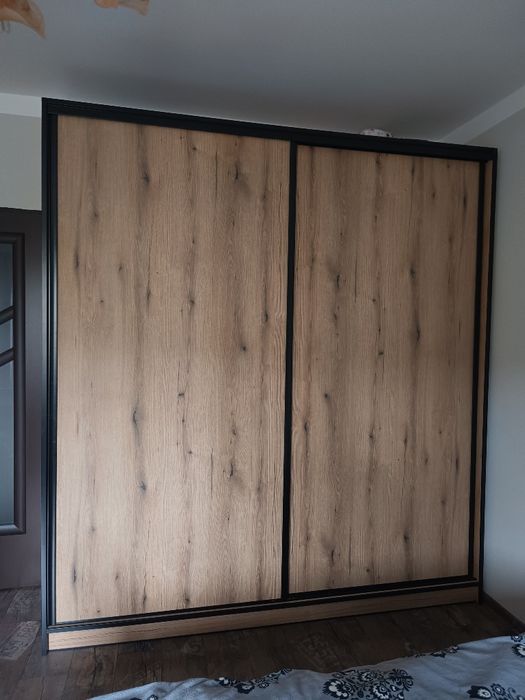 Szafa przesuwna i komoda