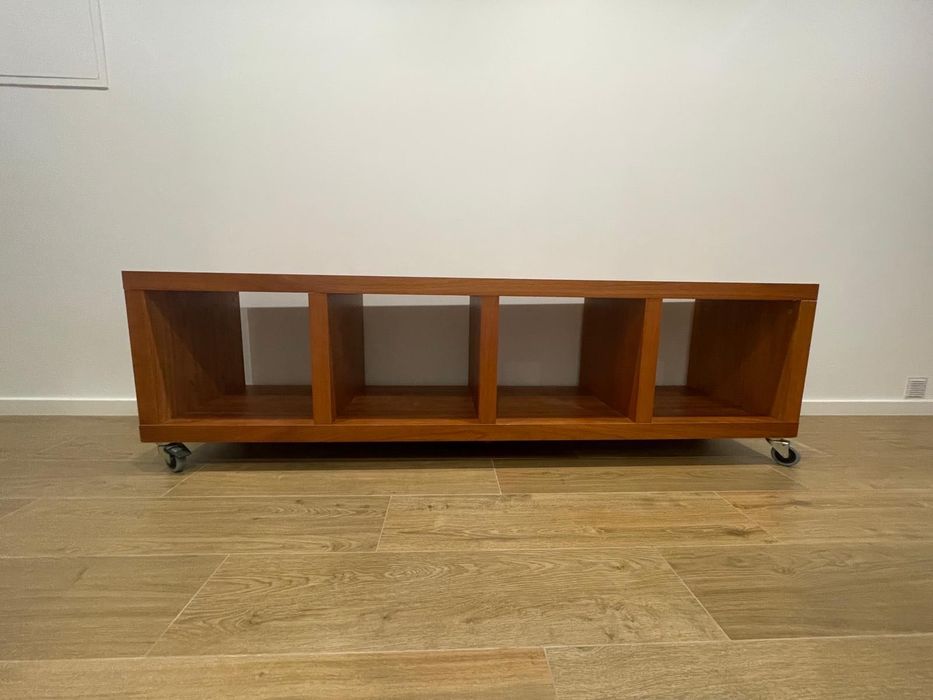 Móvel com rodízios