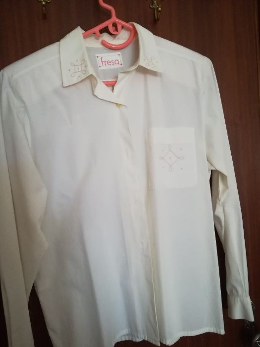 Blusa camiseira em algodão, branco pérola com bordados.