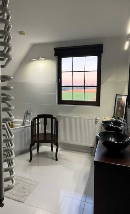 Urokliwy dom w otoczeniu zieleni z własnym stawem.