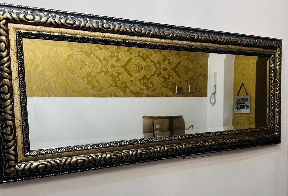 Lustro w czarno-zlotej ramie