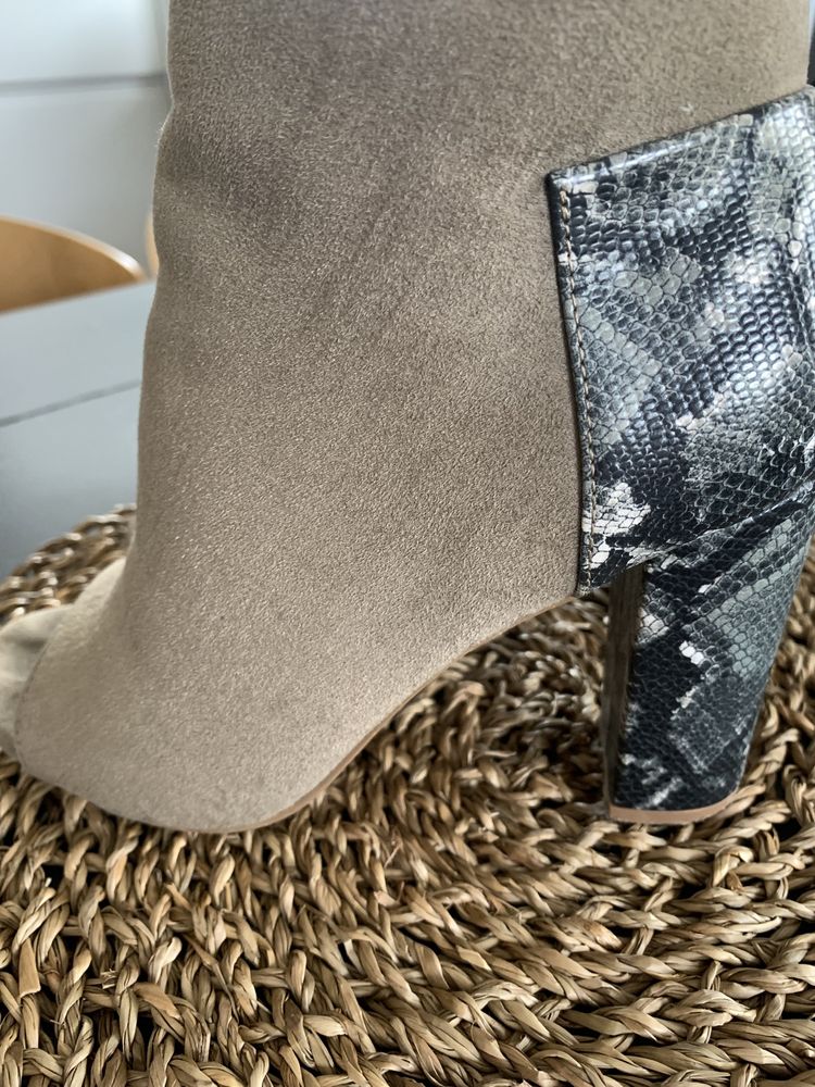 Botki z odkrytymi palcami na obcasie khaki