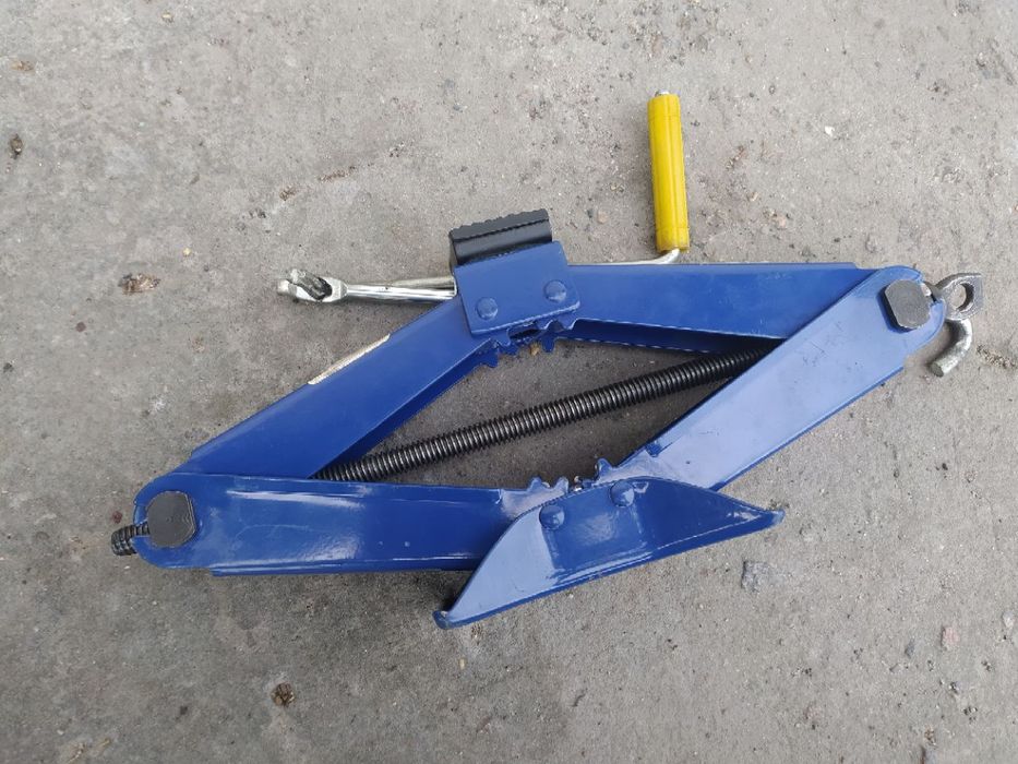 Домкрат автомобільний