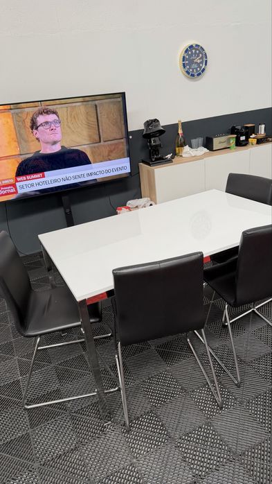 Mesa de refeiçao 135x85 + Cadeiras