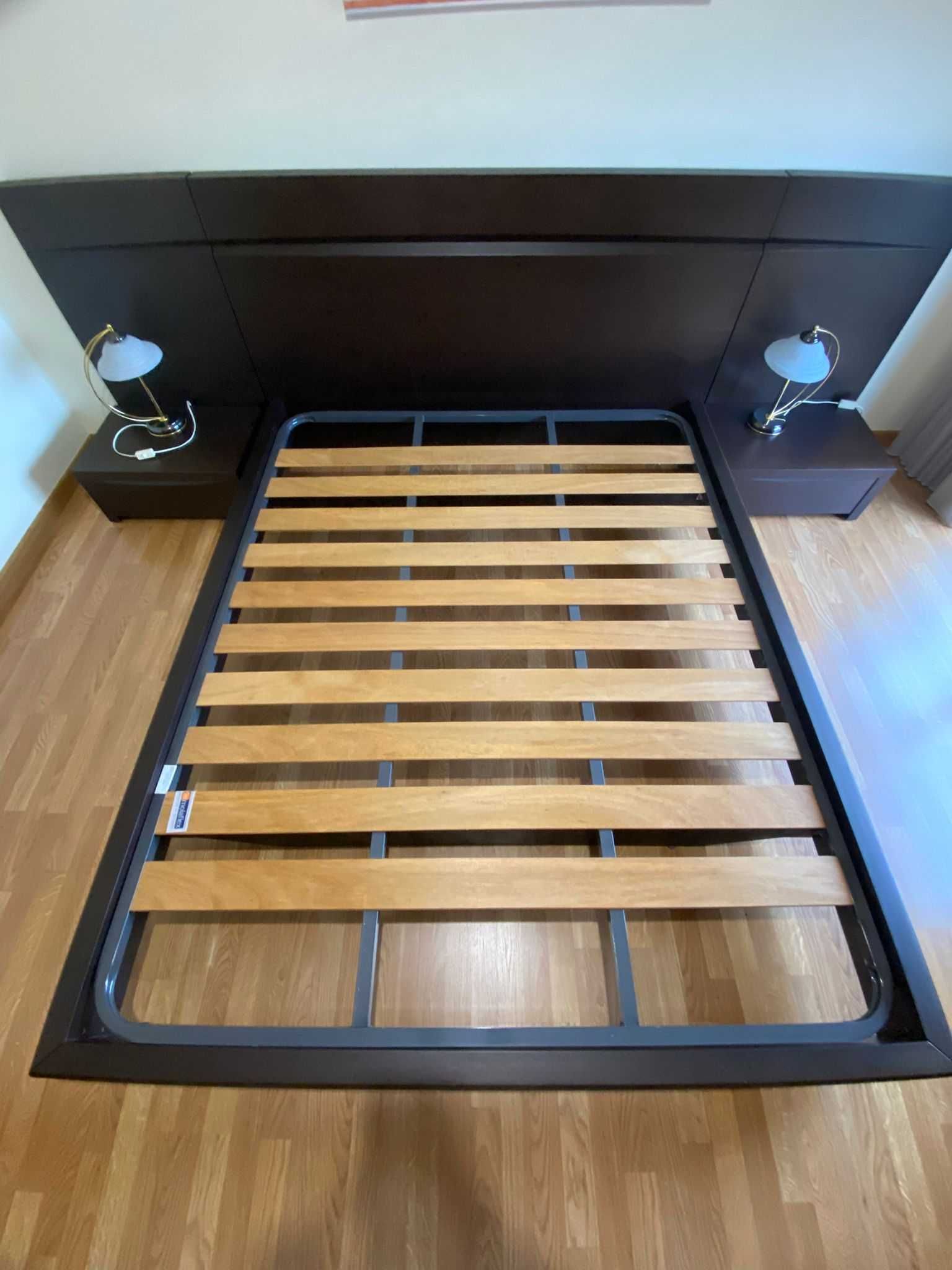Cama + Estrado 160x200, mesinhas de cabeceira incorporadas