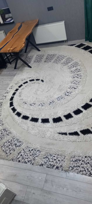 Килим кімнатний в хорошому стані.