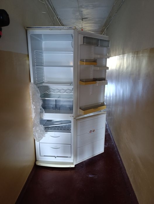 Холодильник б/у Атлант.