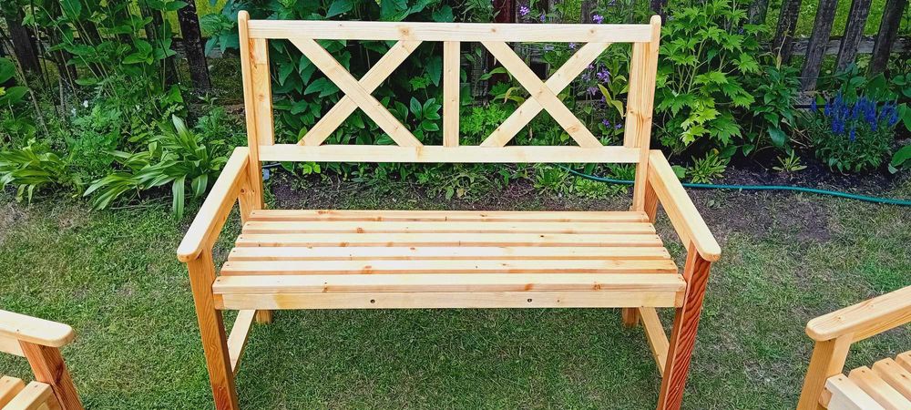 Solidny zestaw mebli ogrodowych wykonanych z drewna świerkowego