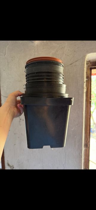 Doniczki różne, bardzo duża ilość, czarne i brązowe