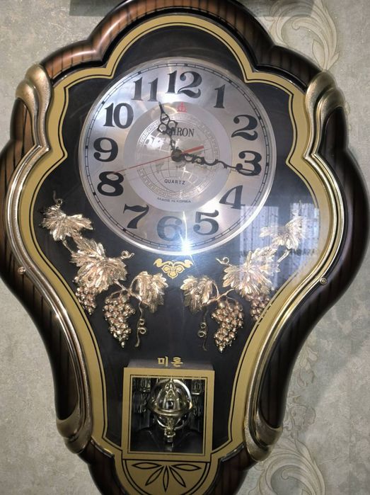 Продам дуже красивий настінний годинник.
