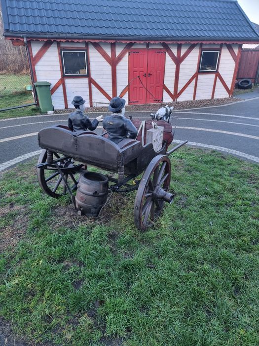 Mała ozdobna bryczka