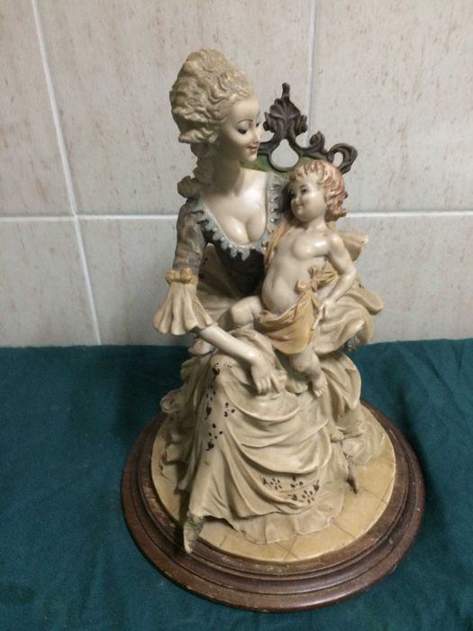 Estatueta Antiga em Marfinite Dama Antiga td trabalhada c/ bse madeira