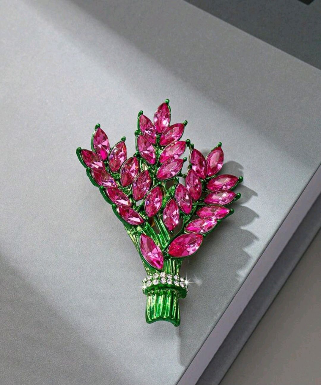 Broszka bukiet kwiatów z kryształkami fuksja
