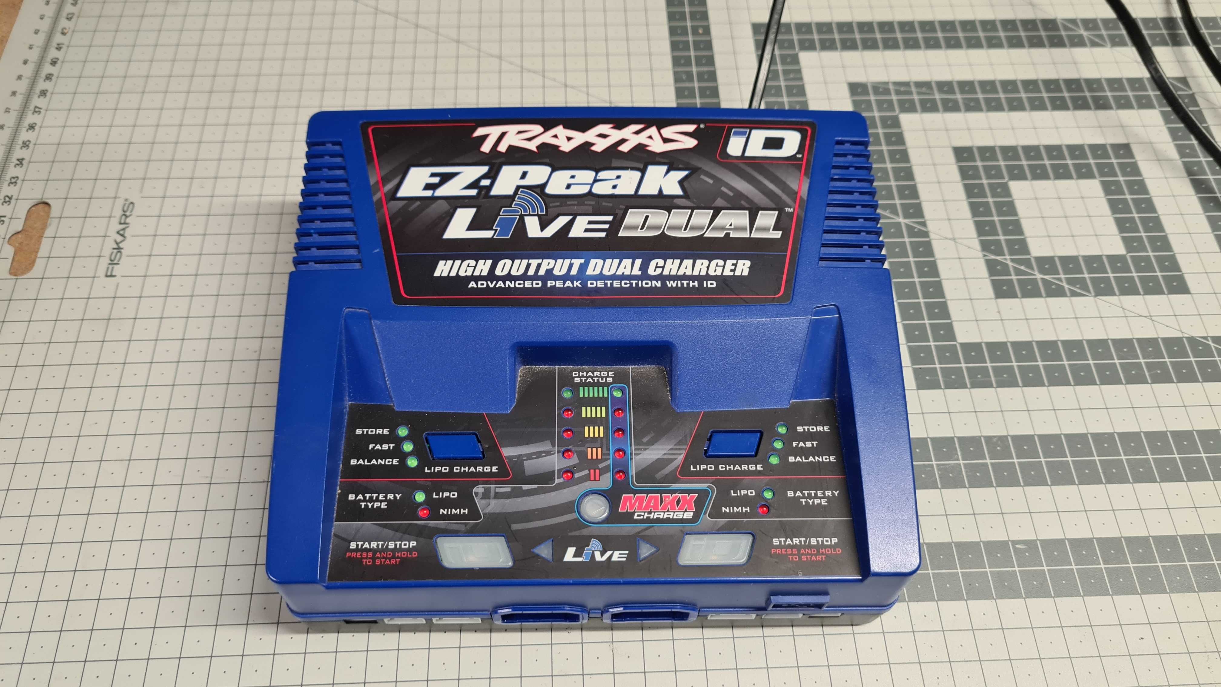 TRAXXAS Ładowarka EZ-Peak Live DUAL (Bluetooth) 26A+ 200W TRX iD