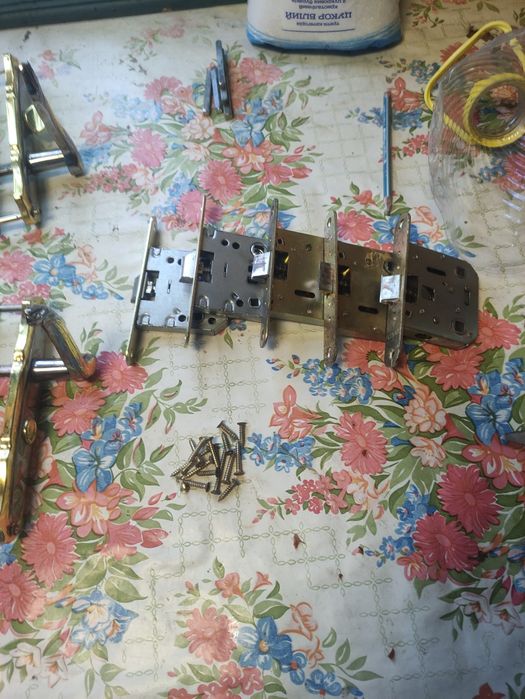 Ручки і замки до міжкімнатних дверей