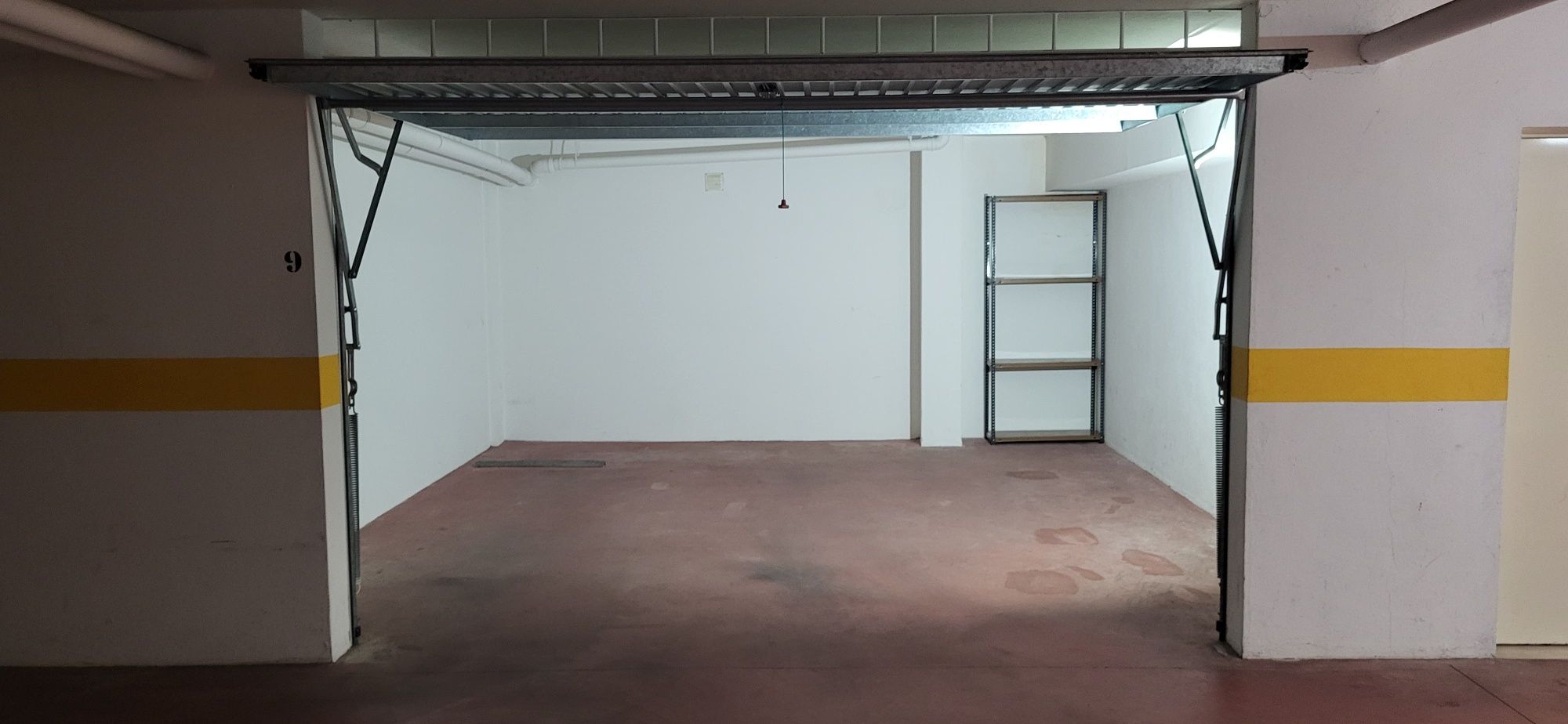 Aluga-se  GARAGEM