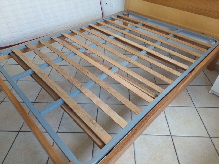 Cama de casal em madeira