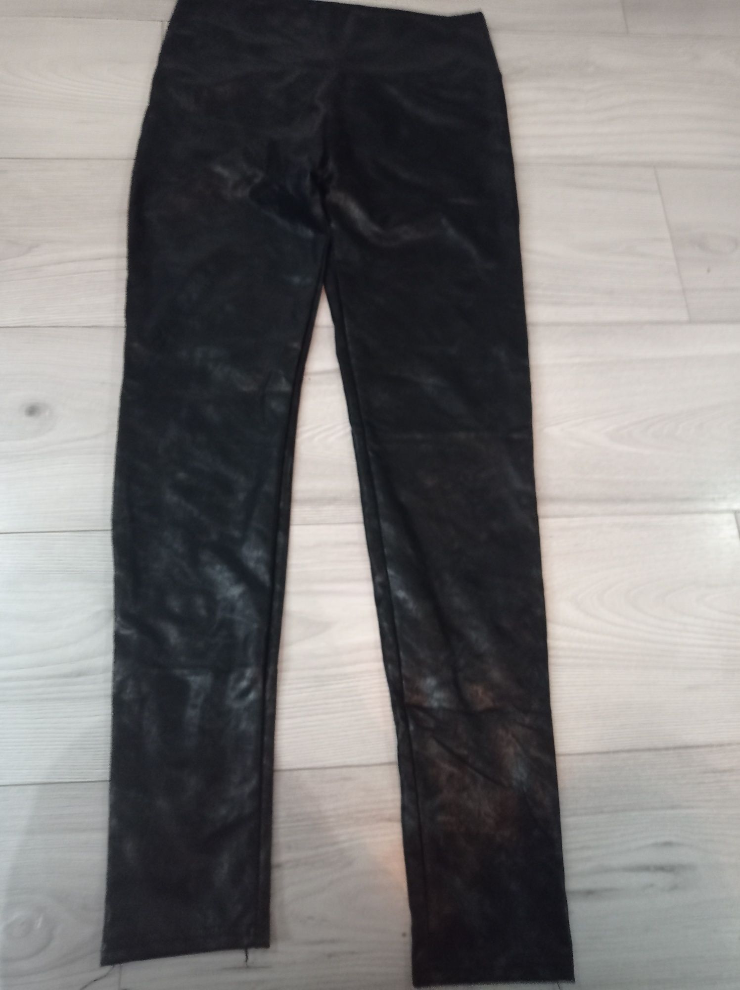 Czarne legginsy  lejący materiał