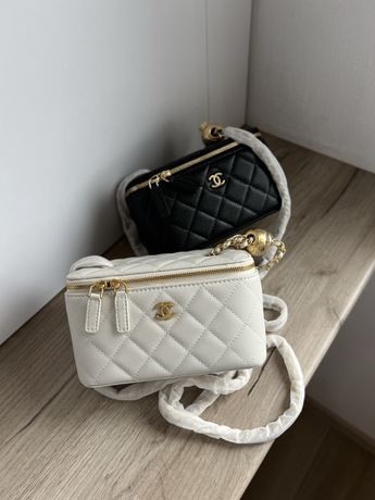 Сумка в стилі Chanel Classic Lambskin Pearl Crush Vanity Bag