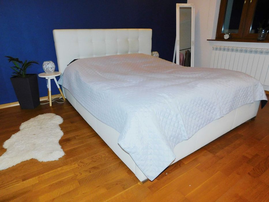 Sprzedam łóżko 180x220 z pojemnikiem.