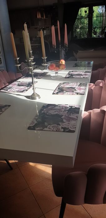 Piekny elegancki bialy stół