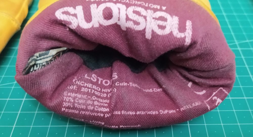 Luvas Helstons, pele, com kevlar na palma, impermeáveis.