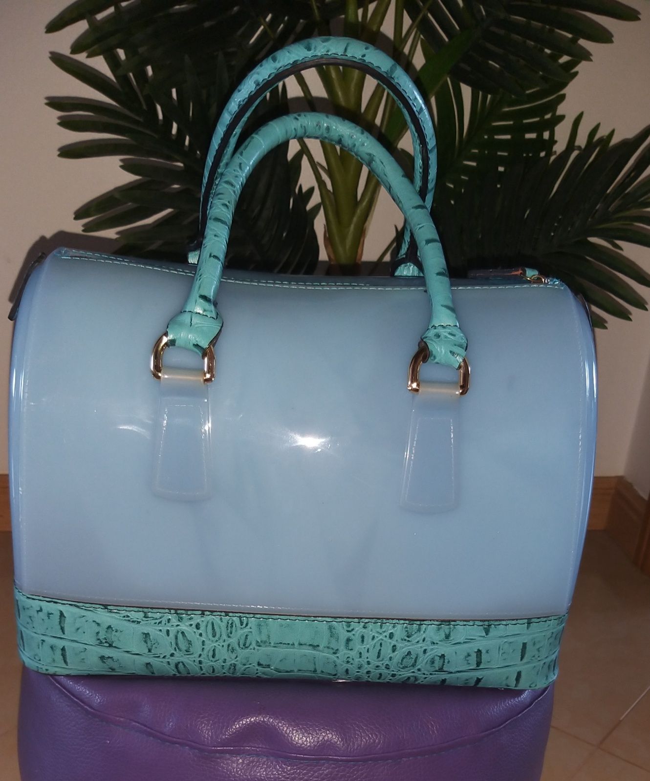 Mala azul transparente inspirada na Furla