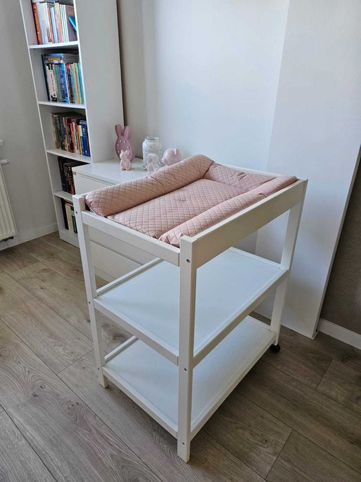 Przewijak wolnostojący dziecięcy drewniany biały z półkami mobilny