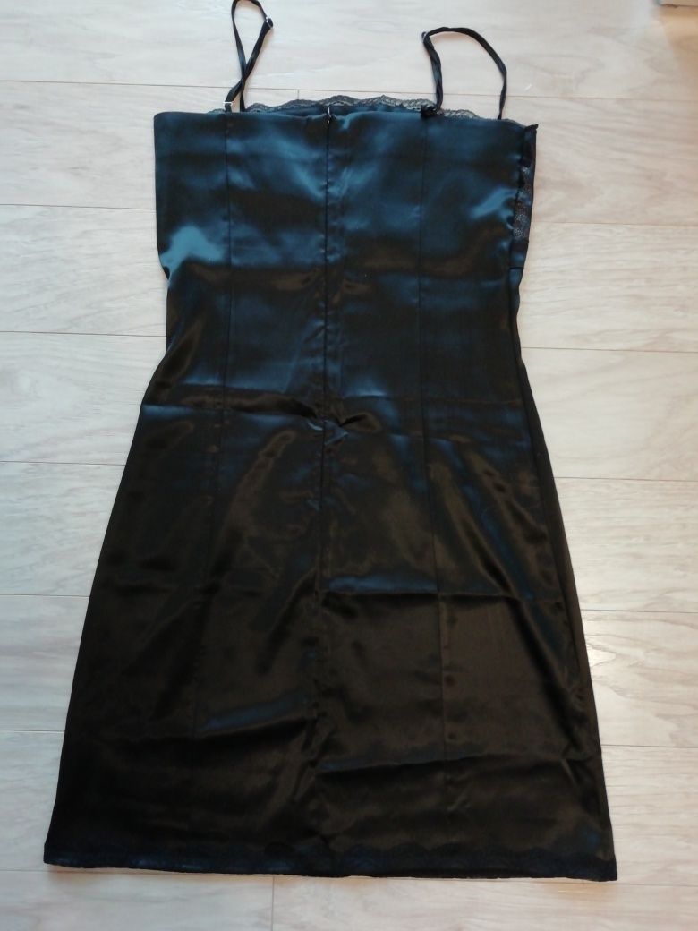 Czarna satynowa sukienka