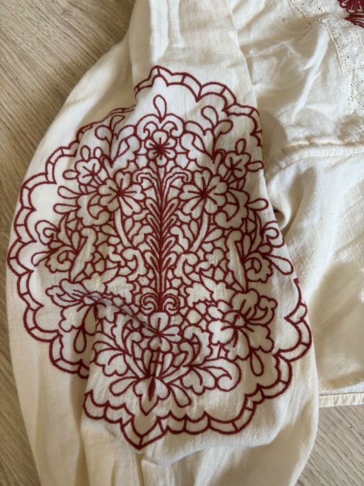 Блуза Zara з вишивкою та шнурками, розмір M