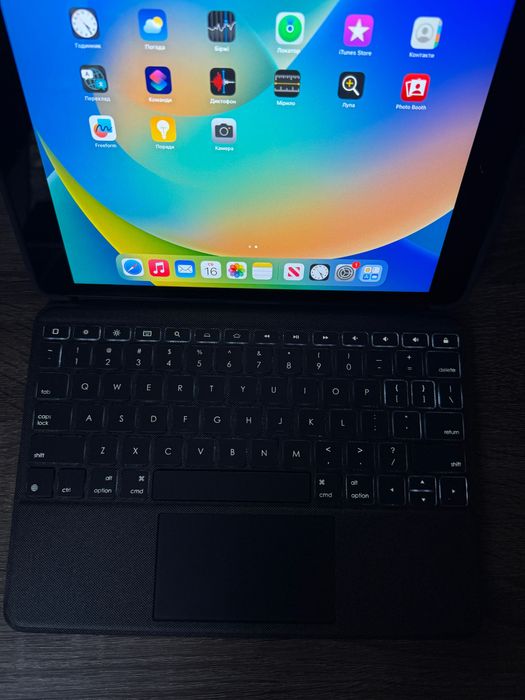 Клавіатура чохол з підсвіткою Logitech Combo Touch  Ipad 10.2" 2021