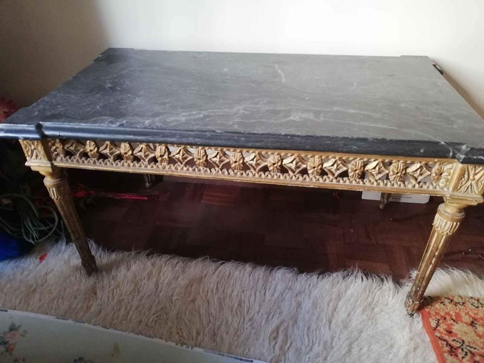 Mesa de centro em talha dourada com tampo em pedra mármore
