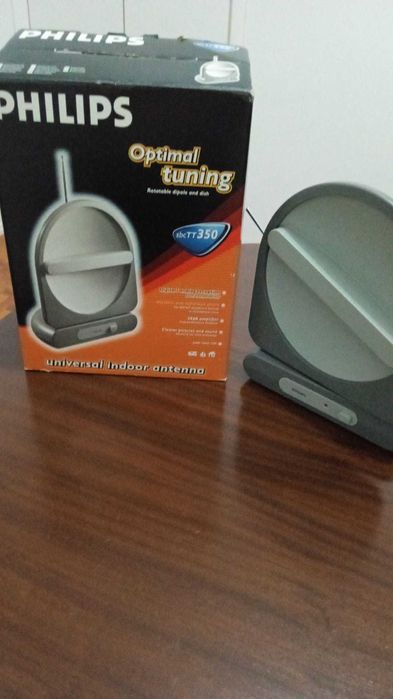 Pequena televisão e antena interior