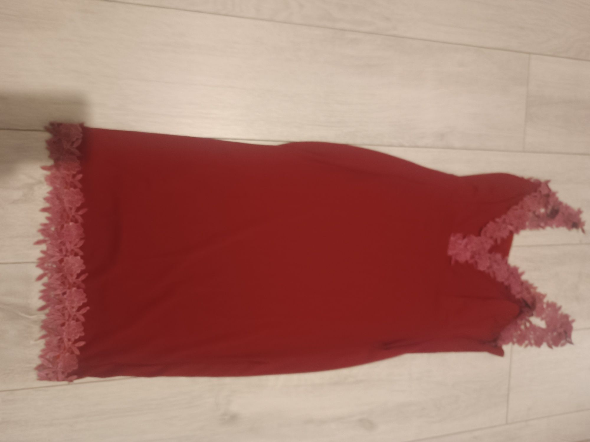 Czerwona sexy sukienka midi dekolt L